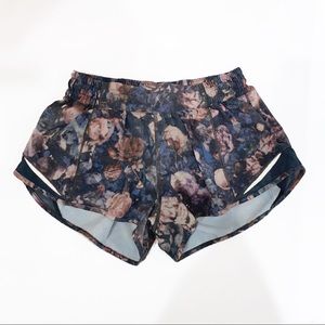 Lululemon Hotty Hot Low-Rise Lined Short 2.5”